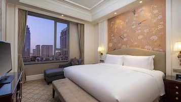 Minibar, in-room safe, desk, iron/ironing board