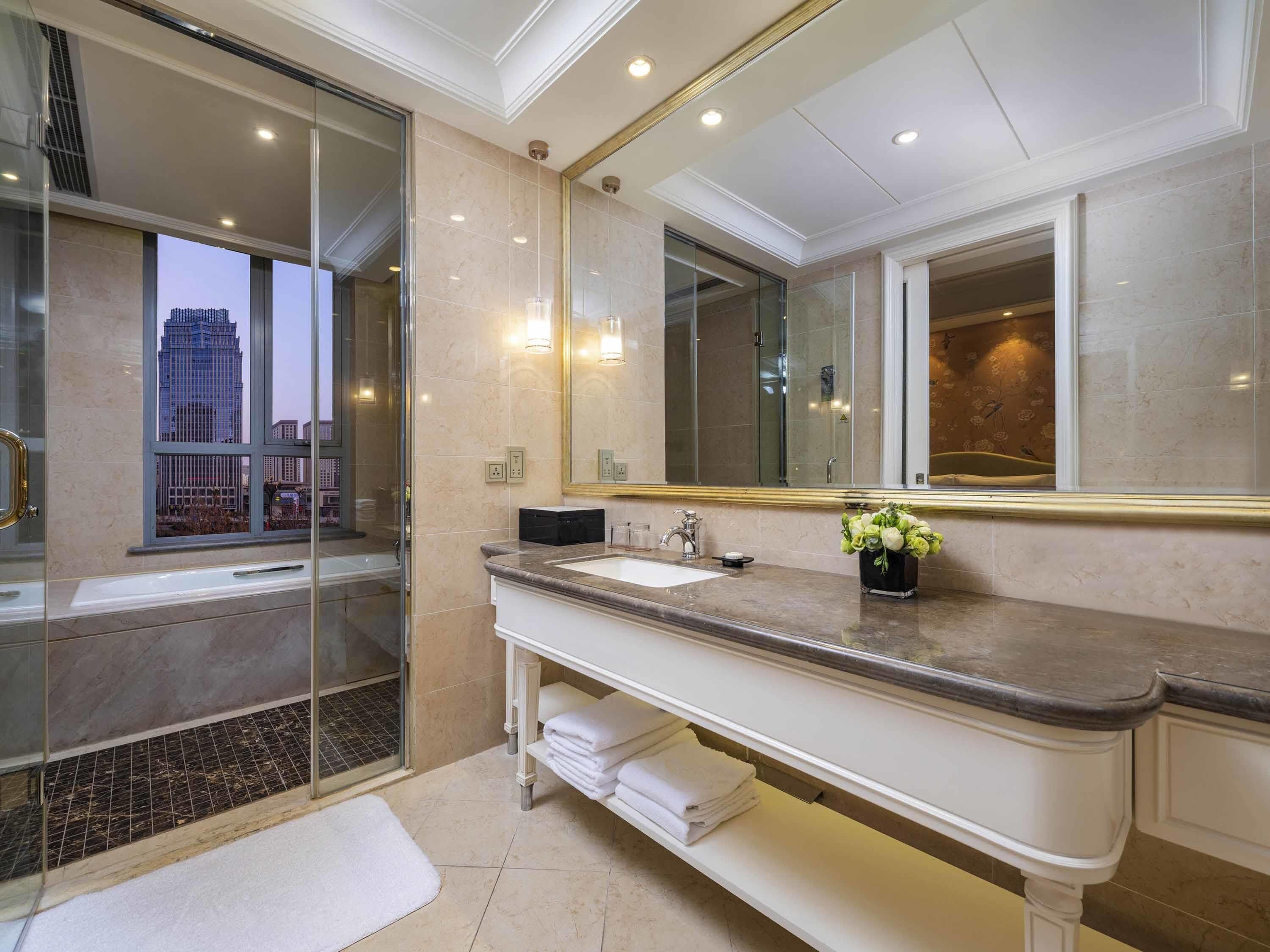 迷你吧、客房內保險箱、書桌、熨斗/熨衣板