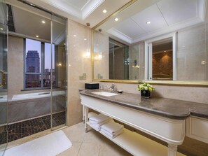 Minibar, in-room safe, desk, iron/ironing board - The Sebel Xi Ning - Managed by Sofitel (Xining)