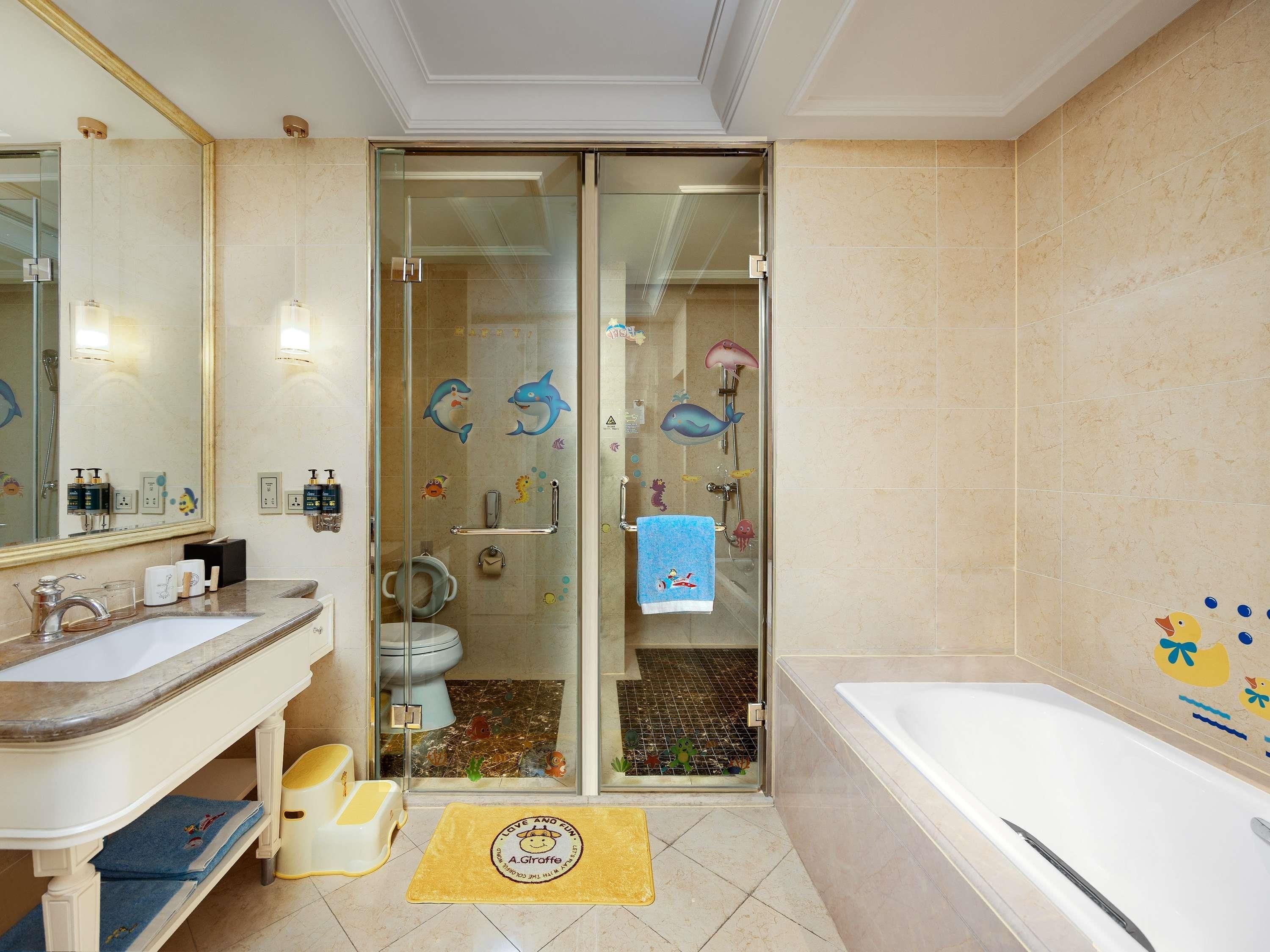 Une salle de bain avec une douche à parois de verre, une baignoire, un lavabo et des toilettes.