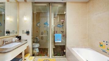 Une salle de bain avec une douche à parois de verre, une baignoire, un lavabo et des toilettes.