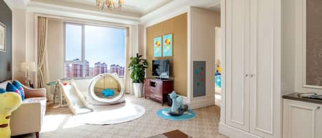 Appartement, 2 slaapkamers | Een minibar, een kluis op de kamer, een bureau