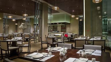3 restaurants, breakfast, lunch, dinner served; international cuisine