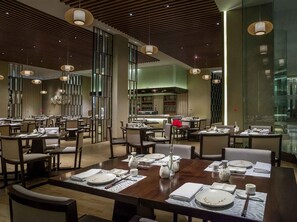 3 间餐厅,供应早餐、午餐和晚餐,国际美食