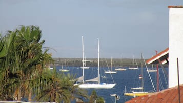 Suite junior, 1 cama Queen size, vista parcial al océano | Balcón
