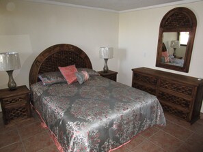 Junior Suite, 1 Queen Bed, Partial Ocean View | In-room safe, blackout drapes, free WiFi, bed sheets - Hotel Lorimar (La Paz)