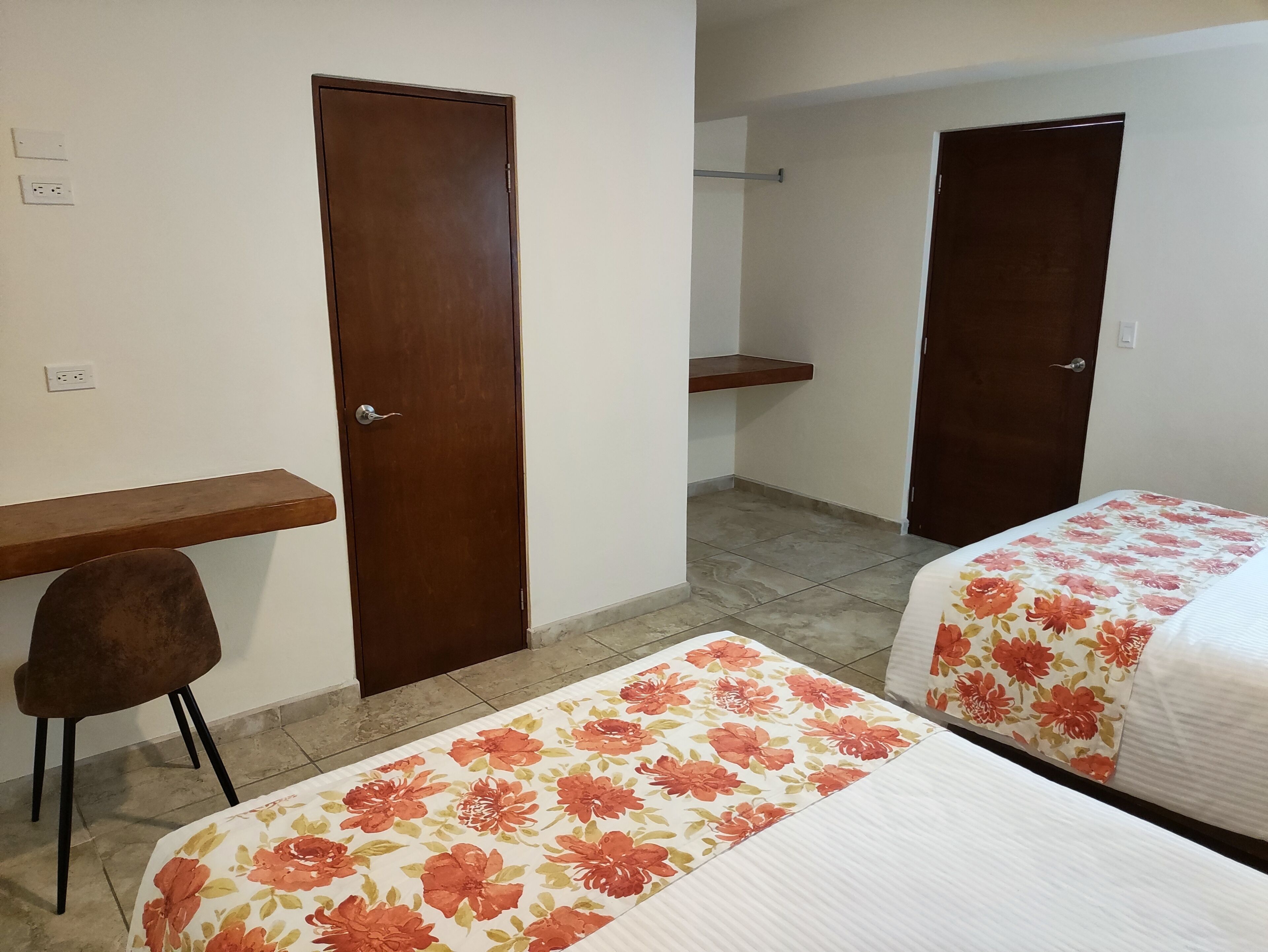 Habitación estándar doble, 2 camas dobles | Caja fuerte, cortinas opacas, wifi gratis y ropa de cama