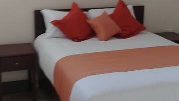 Standard Room, 1 Queen Bed | In-room safe, blackout curtains, free WiFi, bed sheets