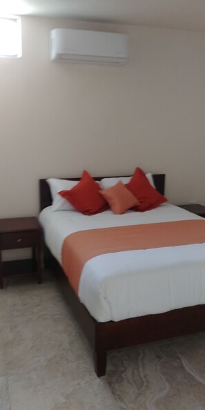 Standard Room, 1 Queen Bed | In-room safe, blackout drapes, free WiFi, bed sheets - Hotel Lorimar (La Paz)