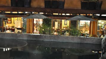 Bar en bord de piscine
