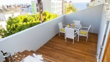 Honeymoon Suite, 1 Bedroom, Jetted Tub, Corner | Garden view