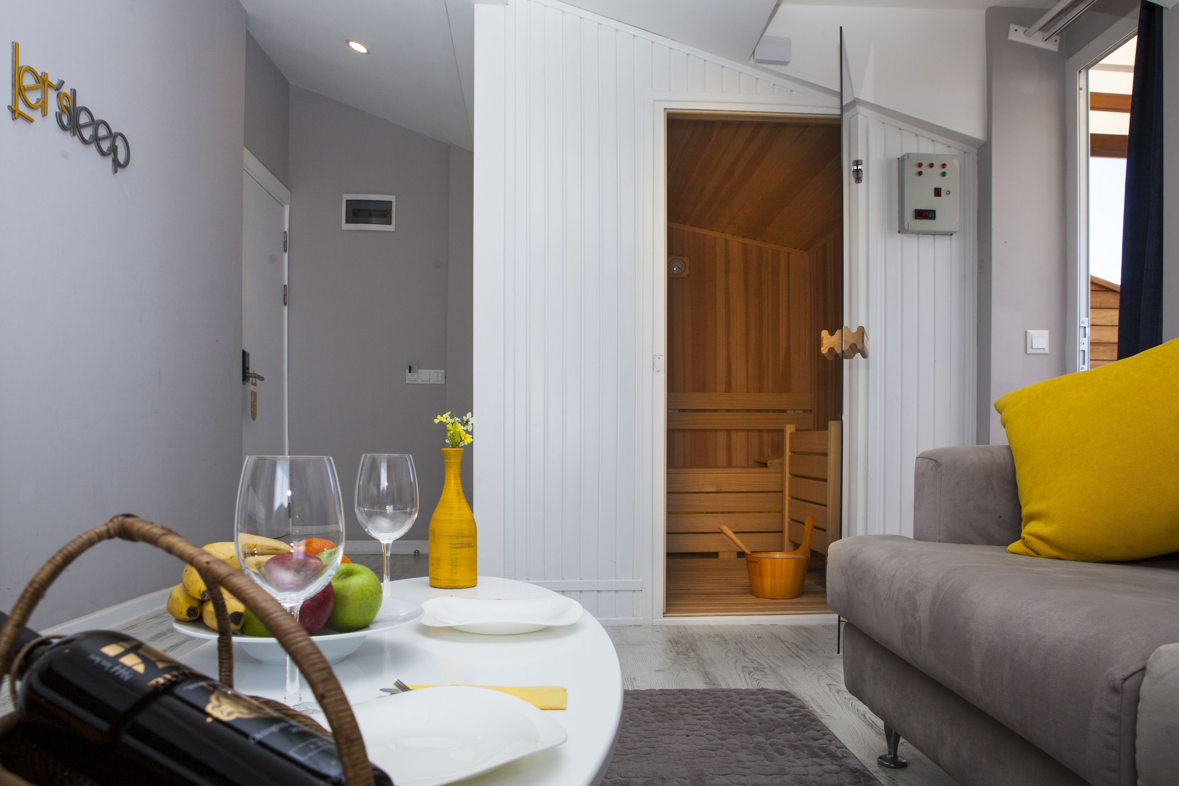 honeymoon suite, 1 bedroom, jetted tub, corner | living area | tv