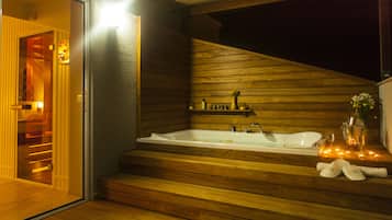 Honeymoon Suite, 1 Bedroom, Jetted Tub, Corner | Deep-soaking bathtub