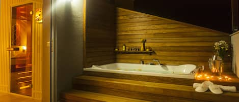 Honeymoon Suite, 1 Bedroom, Jetted Tub, Corner | Deep soaking bathtub