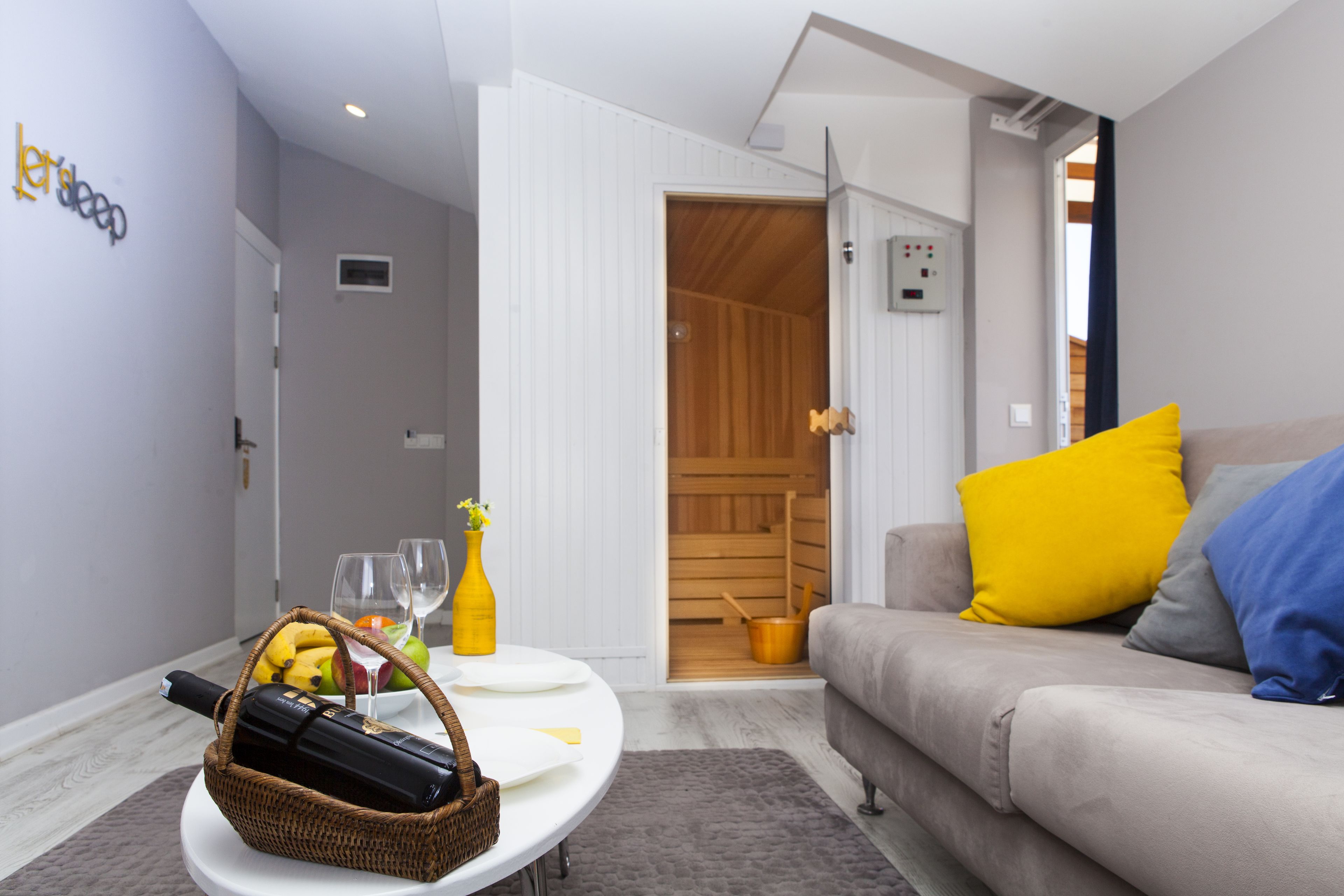 honeymoon suite, 1 bedroom, jetted tub, corner | living area | tv