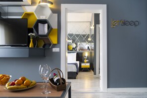 Suite de luna de miel, 1 habitación, hidromasaje, en esquina | Área de sala de estar | Televisión