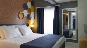 Suite Deluxe, 1 habitación, hidromasaje | Ropa de cama de alta calidad, minibar y insonorización