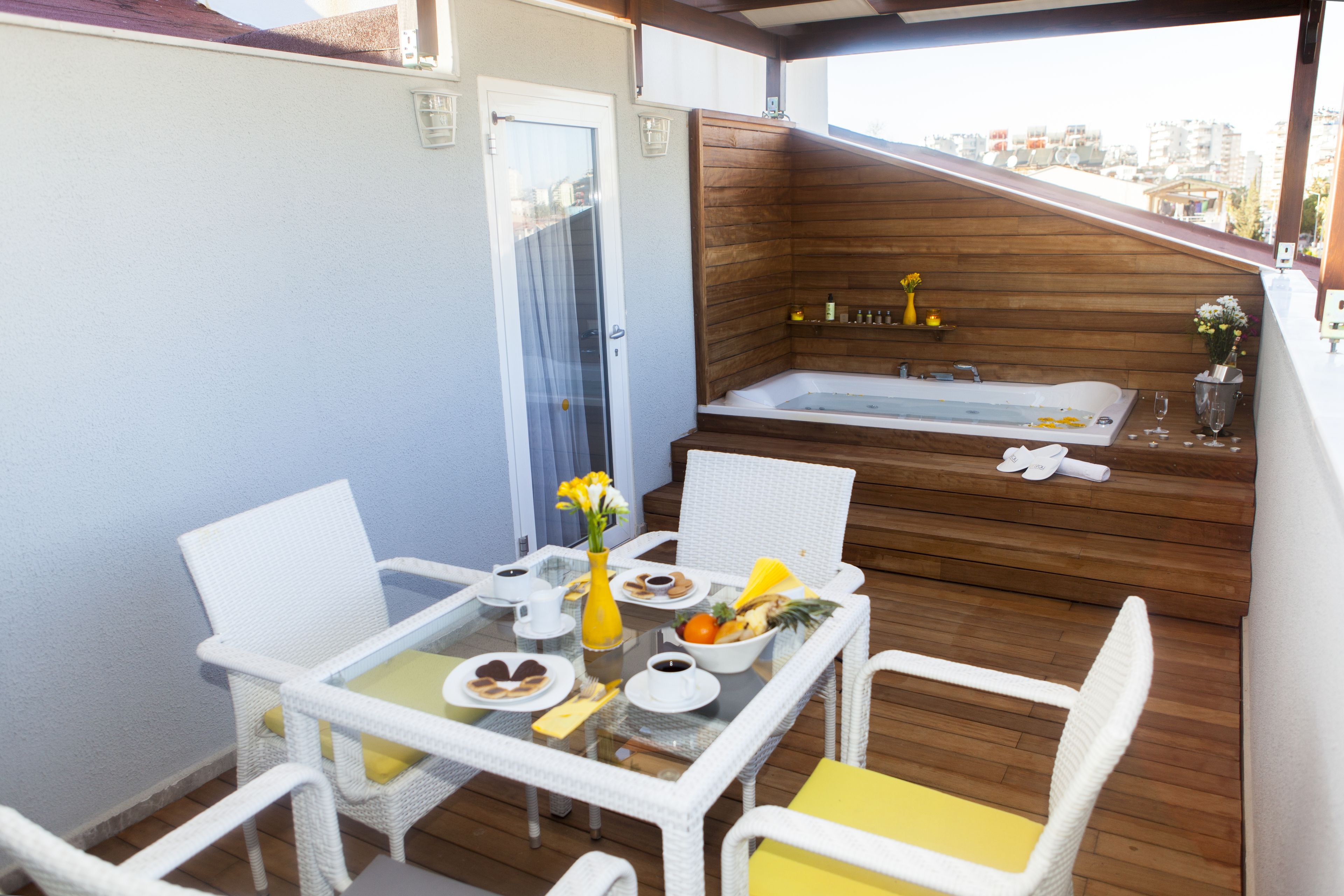 honeymoon suite, 1 bedroom, jetted tub, corner | in-room dining