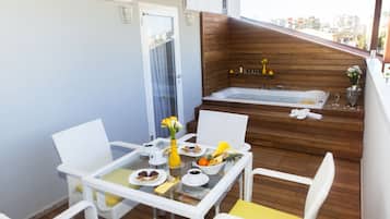 Honeymoon Suite, 1 Bedroom, Jetted Tub, Corner | In-room dining