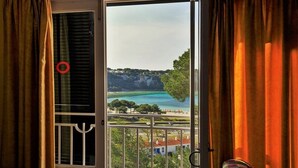 A balcony with a view of a coastal landscape, including a beach and cliffs. - Alta Galdana (Ciutadella de Menorca)