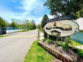 Señal de Buttercup Hollow, Comunidad de Orono, fundada en 1923, y Parque Memorial.