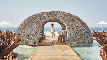 4 restaurants; breakfast, lunch, dinner and brunch served