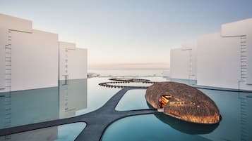 4 restaurantes; se sirve desayuno, almuerzo y cena; cocina mexicana