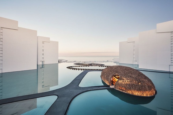 4 restaurants, breakfast, lunch, dinner served; Mexican cuisine