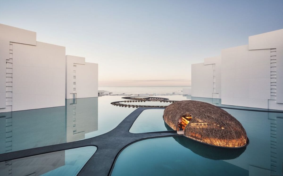 Rosewood Mayakoba pool area (image by Rosie Bell)