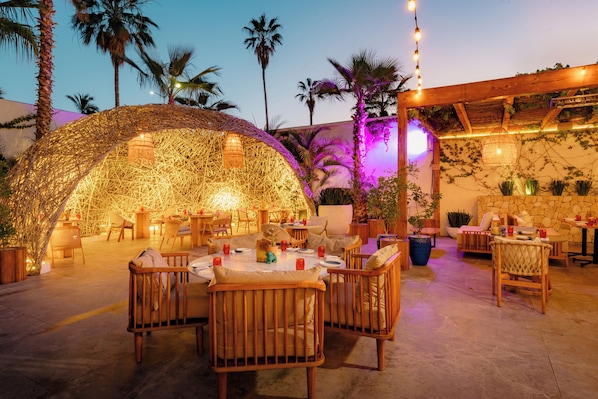 3 bares, bar junto a la piscina, bar en la playa