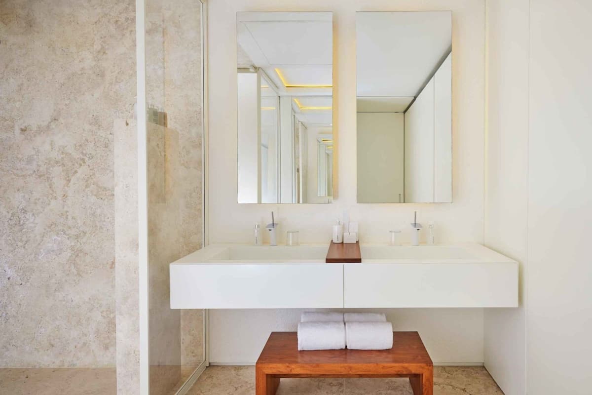 Suíte, 2 quartos, vista para o oceano (1 King and 2 Double, Butler Service) | 1 quarto, roupas de cama premium, edredons de pluma, camas Tempur-Pedic