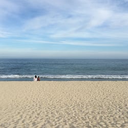 Plage, sable blanc, cabines (en supplément), chaises longues