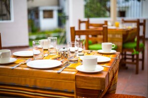 Breakfast and lunch served, international cuisine - Solera House Adventure Hostel (Quito)