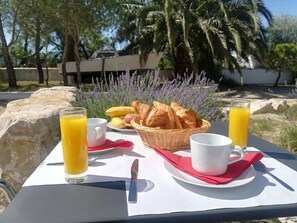 Petit déjeuner compris