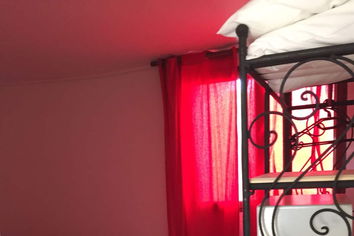 Vierpersoonskamer | Een kluis op de kamer, individueel gedecoreerd, individueel gemeubileerd