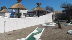 A pool area with multiple water slides and a small pool. - Hôtel Clamador (Saintes-Maries-de-la-Mer)