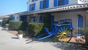 A building with a sign reading "HOTEL CLAMADOR." - Hôtel Clamador (Saintes-Maries-de-la-Mer)