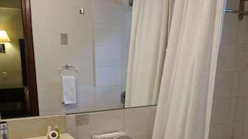 Un baño con lavamanos, inodoro y bañera.