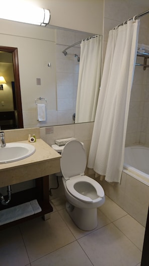 A bathroom with a sink, toilet, and bathtub. - Hotel Plaza Chihuahua (Chihuahua)