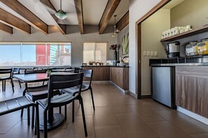 A modern kitchen with a built-in stove, a coffee machine, and a refrigerator. - Hotel Plaza Chihuahua (Chihuahua)
