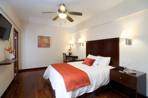 Single Room | In-room safe, desk, laptop workspace, blackout drapes