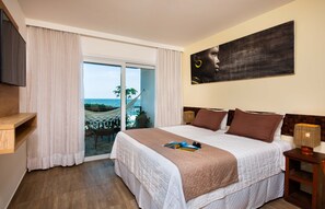 Rom, 2 soverom, balkong, sjøvendt | Minibar, safe på rommet, strykejern/-brett og wi-fi (inkludert)