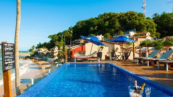 Piscina externa, espreguiçadeiras