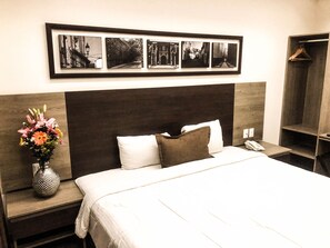 In-room safe, desk, free WiFi, bed sheets - Hotel River Poliforum (León)