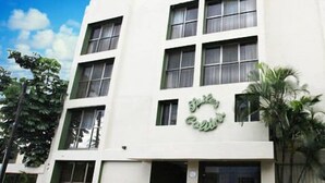 Un bâtiment blanc avec une enseigne indiquant « Hôtel ».