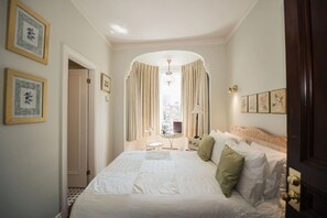 Standard Single Room, 1 Double Bed | Premium bedding, individually decorated, iron/ironing board, free WiFi - Hotel Manoir Sherbrooke (Montreal)