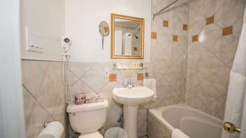 Un baño con inodoro, lavamanos y bañera.