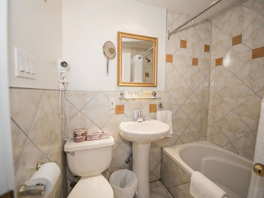Un baño con inodoro, lavamanos y bañera.