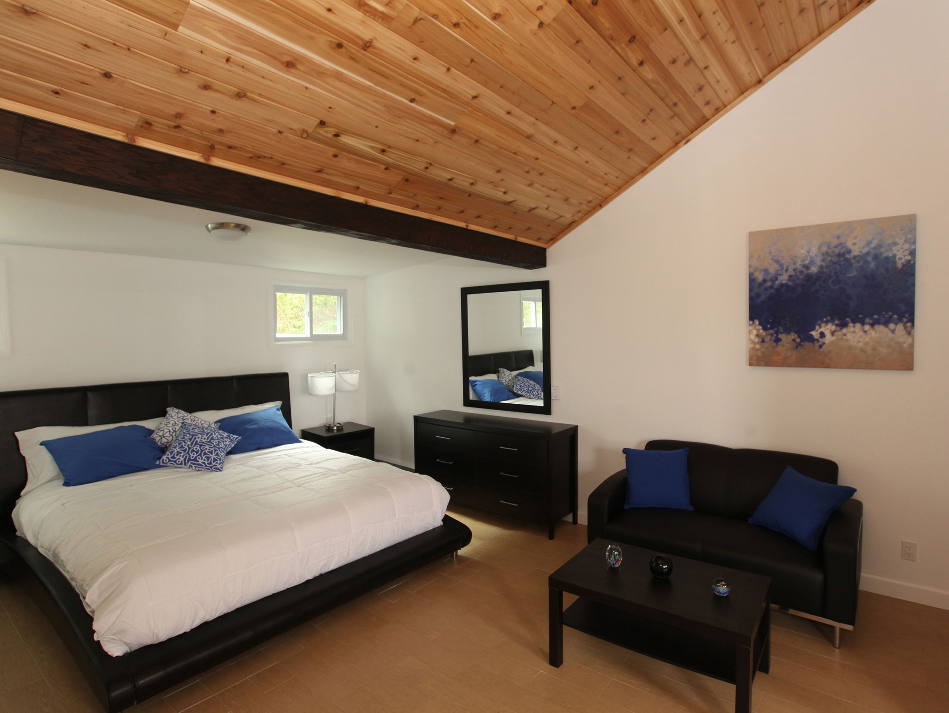 Deluxe Studio, 1 King Bed (No Pets) | Soundproofing, iron/ironing board, free WiFi, bed sheets