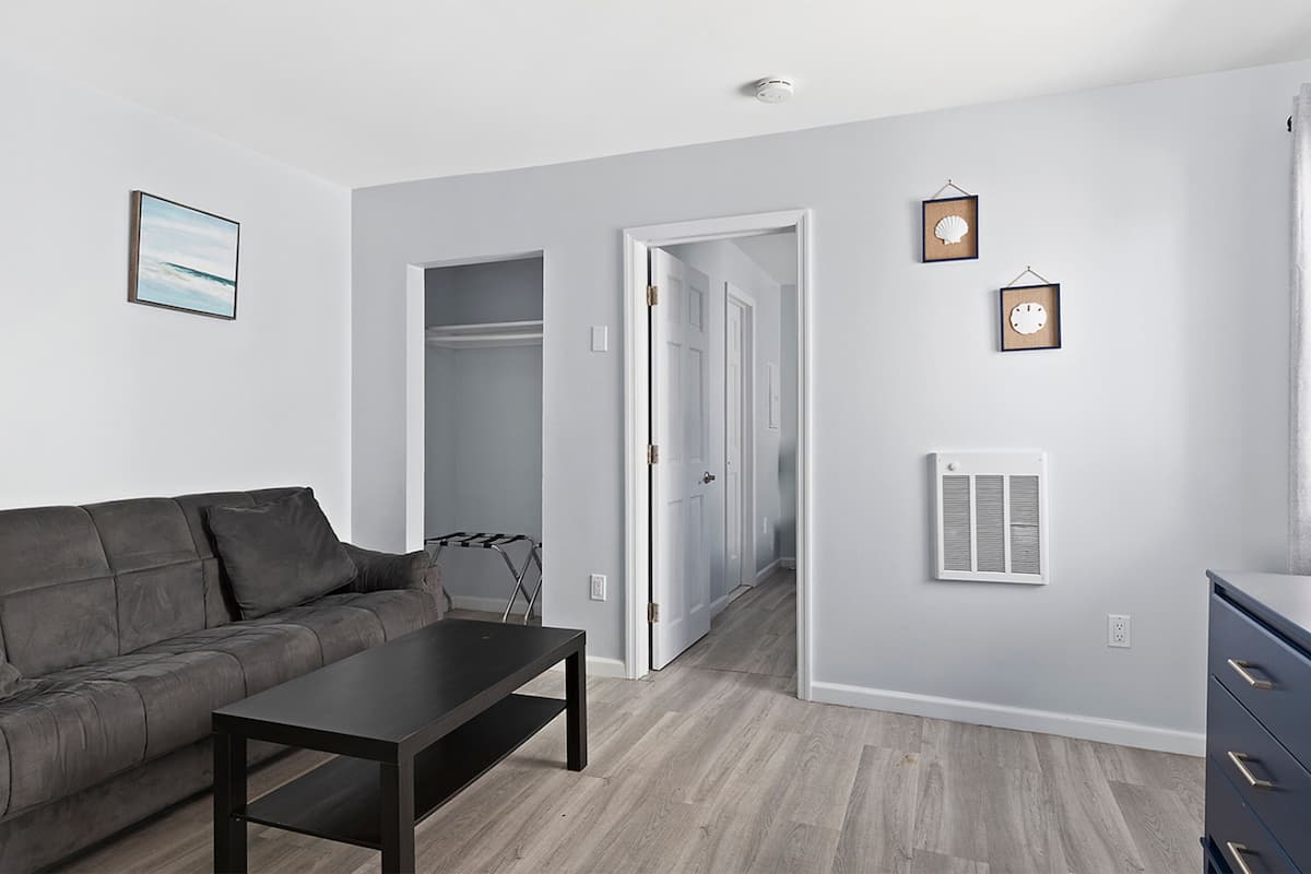 Cottage, 1 Bedroom (Living Room with Futon, Pet Friendly ) | Ruang tamu | 32 inci televisyen skrin rata dengan kabel, TV, pemain DVD